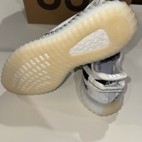 New adidas Yeezys 350 v2 boost zebra black white mens size 8.5 shoes - Picture 2 of 4